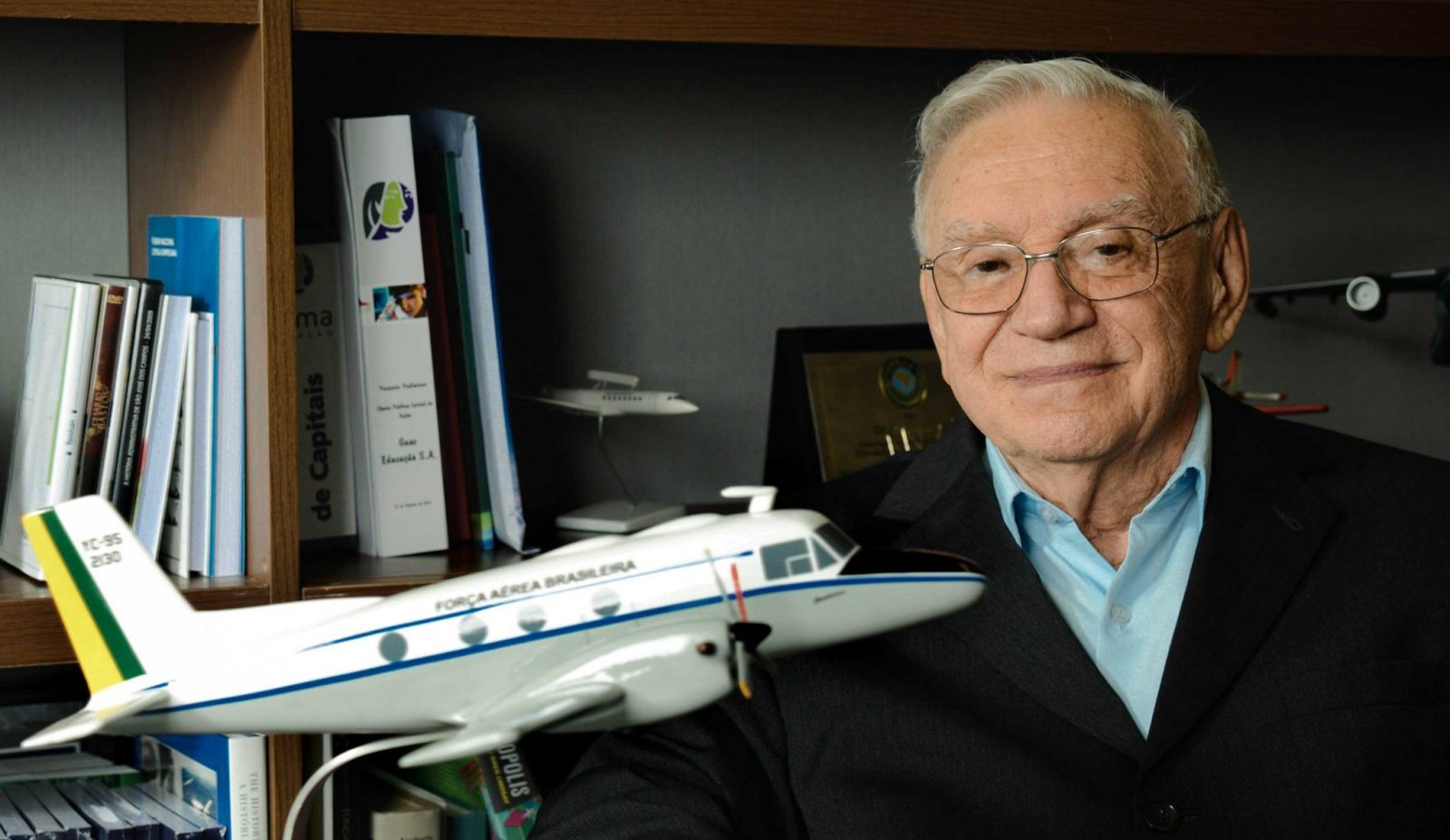 Coronel da Aeronáutica e engenheiro formado pelo ITA, Ozires Silva. Destaca-se por sua contribuição no desenvolvimento da indústria aeronáutica brasileira. Capitaneou a equipe que projetou e construiu o avião Bandeirante.