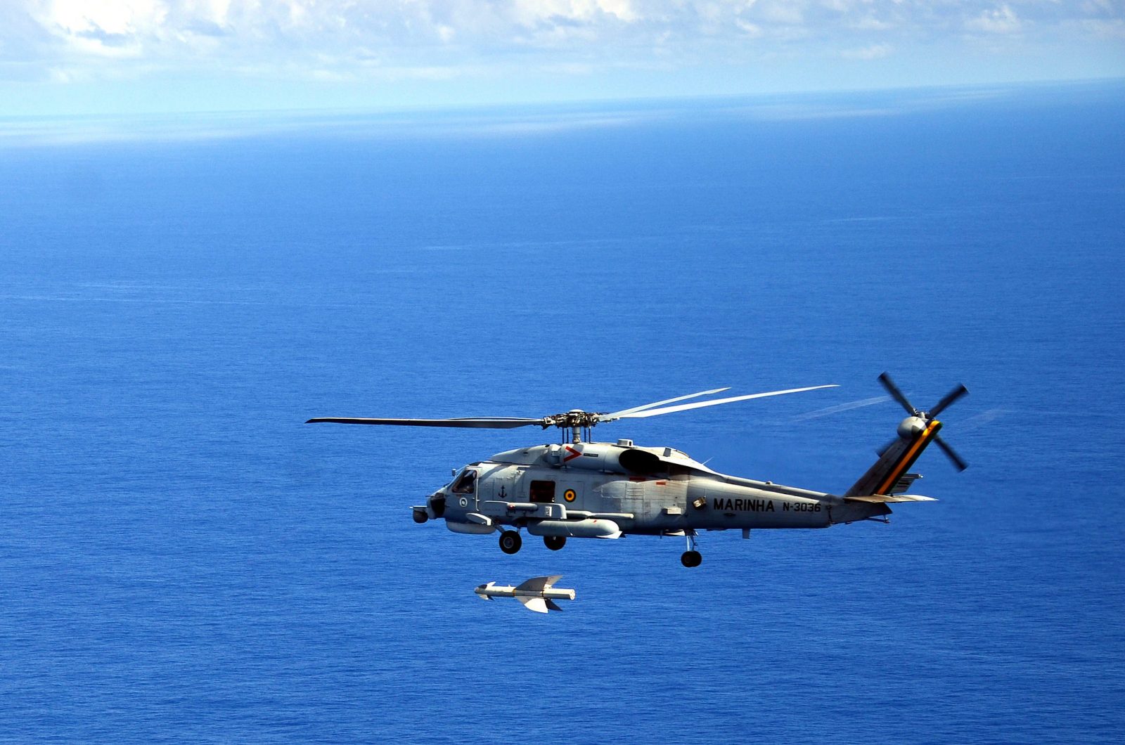 Helicóptero SH-16 Sea Hawk da Marinha do Brasil lança míssil Penguin