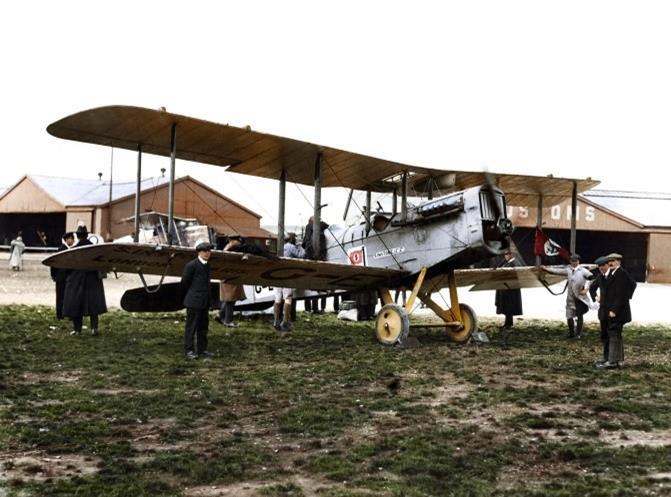 Fotos colorizadas mostram como era a operação aérea cem anos atrás. Não havia sequer pistas de pouso bem delimitadas
