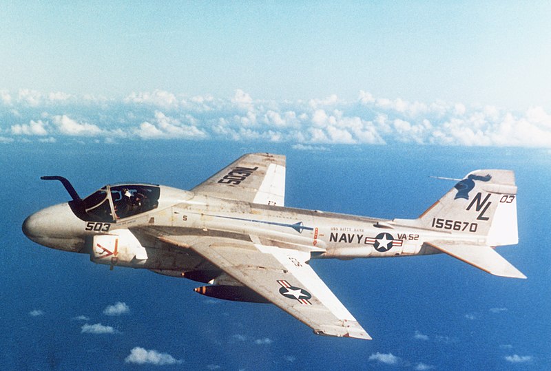 Focado no A-6 Intruder, o filme mostra um lado da guerra diferente do apresentado na maioria das películas do tipo