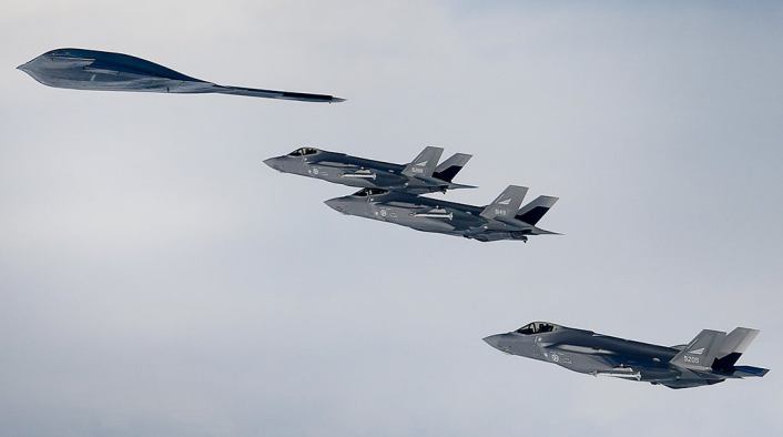A realidade da OTAN: caças stealth protegem bombardeiro stealth. Foto: U.S. Air Force photo/ Master Sgt. Matthew Plew