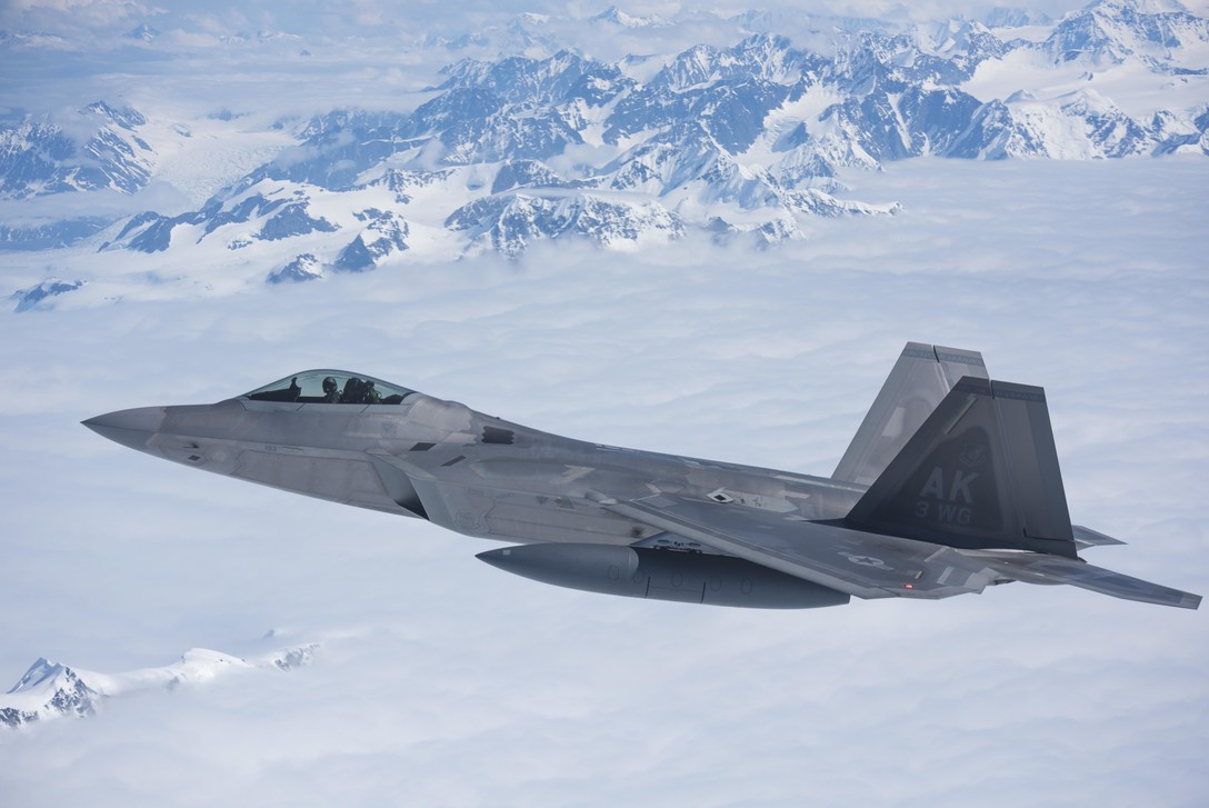 F-22 interceptam avião russo perto do Alasca