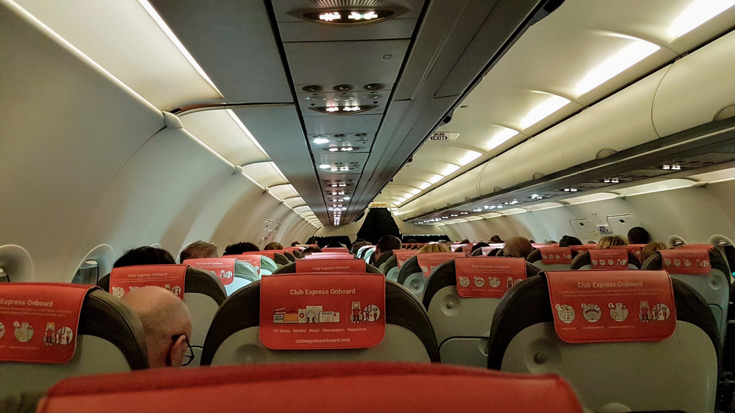Covid pode acabar com assento do meio nos aviões e subir preços das passagens