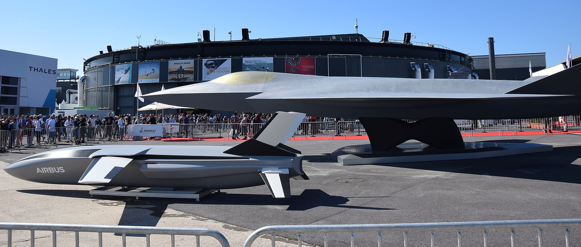 Mockup de uma das propostas de design para o FCAS ao lado do mockup de um drone que atuaria como ala