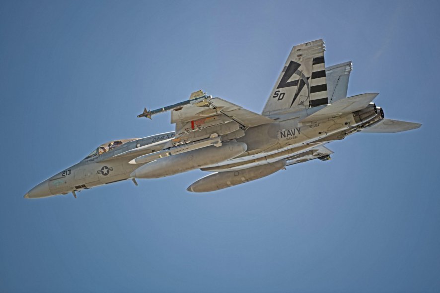 F-18 testa nova arma contra sistemas antiaéreos mais modernos
