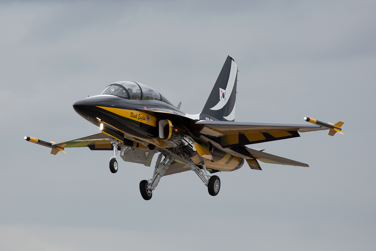 Treinador T-50 da equipe acrobática da Coreia do Sul, os Black Eagles