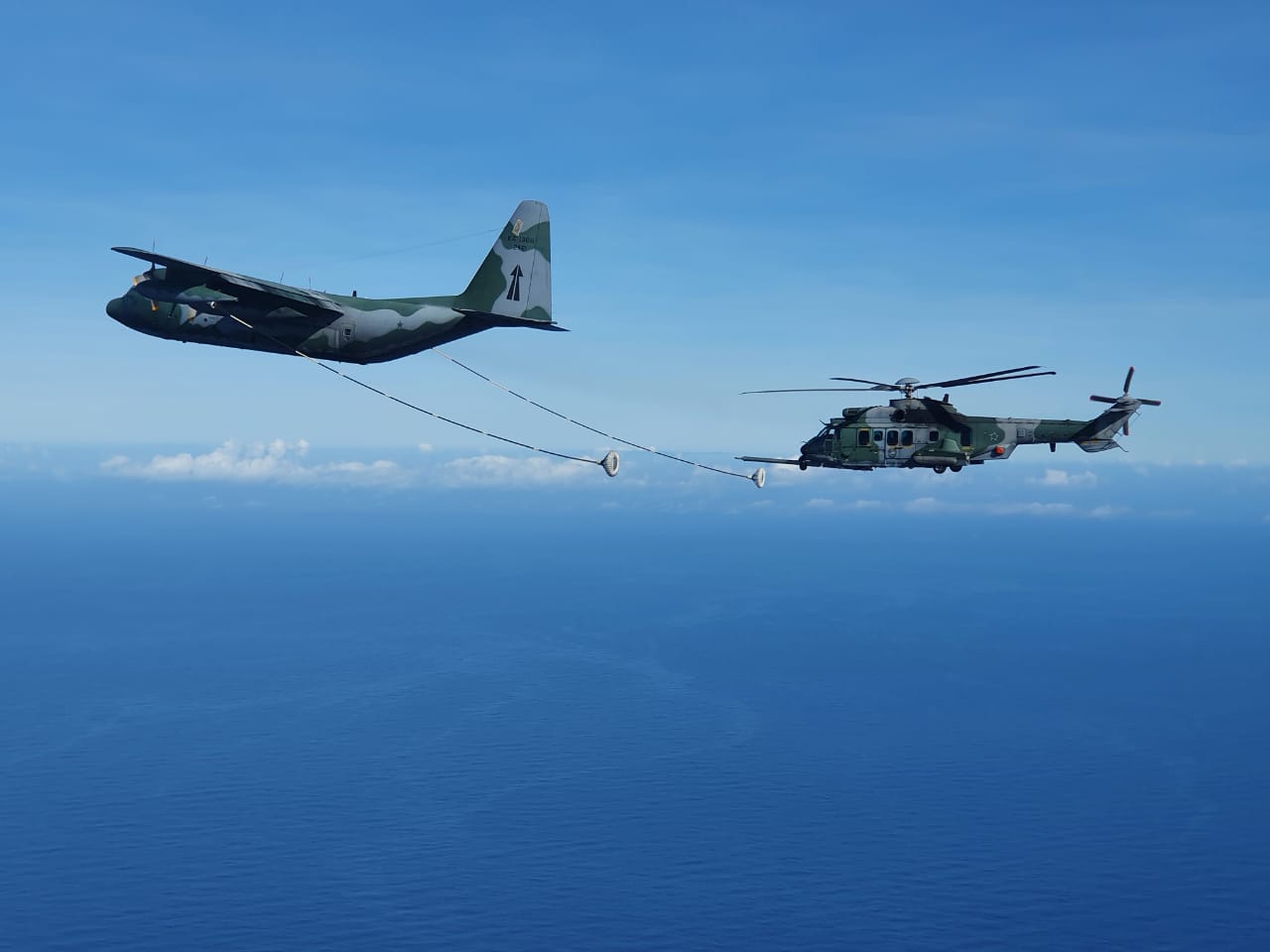 H-36 se aproxima para ser reabastecimento por um KC-130 Hércules
Foto: Força Aérea Brasileira