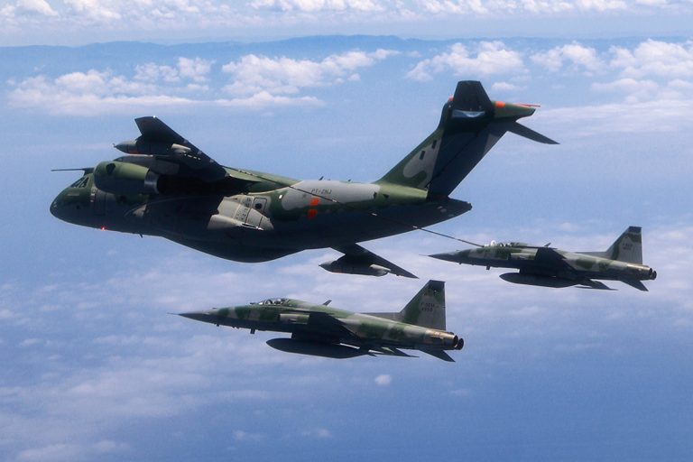 Todos os 28 KC-390 da FAB poderão realizar reabastecimento em voo