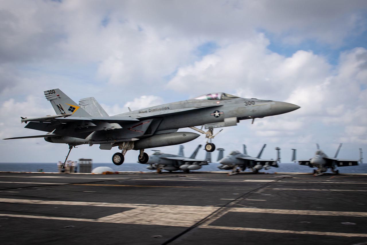 F/A-18E Super Hornet do Strike Fighter Squadron (VFA) 146 “Blue Diamonds” durante operações no Mar da China. Foto: Dartañon D. De La Garza / US Navy