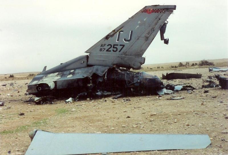Destroços do F-16 abatido em 19 de janeiro de 1991, no Iraque. O canopi foi encontrado na invasão de 2003
Foto: US Army