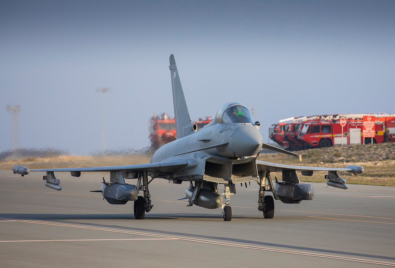 Eurofighter Typhoon com dois Storm Shadow sob as asas
Foto: Ministério da Defesa do Reino Unido
