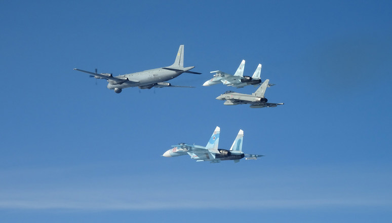 Eurofighter Typhoon italiano voa entre aeronaves russas durante interceptação
Foto: OTAN