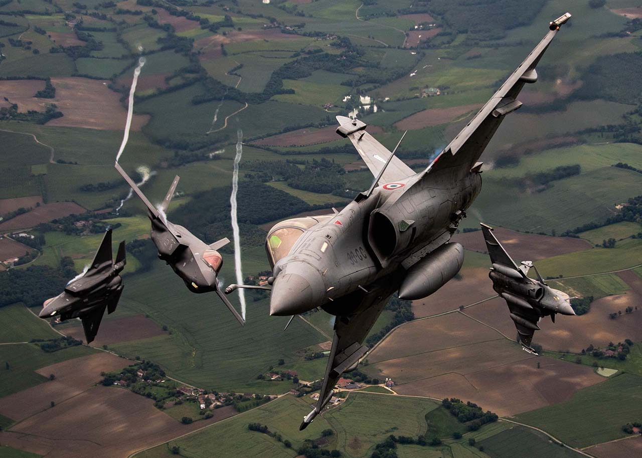 Caças franceses Rafale e norte-americanos F-35A
Foto: Alexander Cook / USAF
