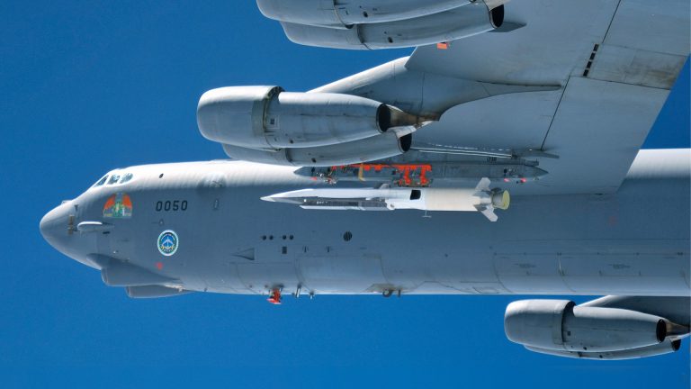 Míssil AGM-183A no bombardeiro B-52
Foto: USAF