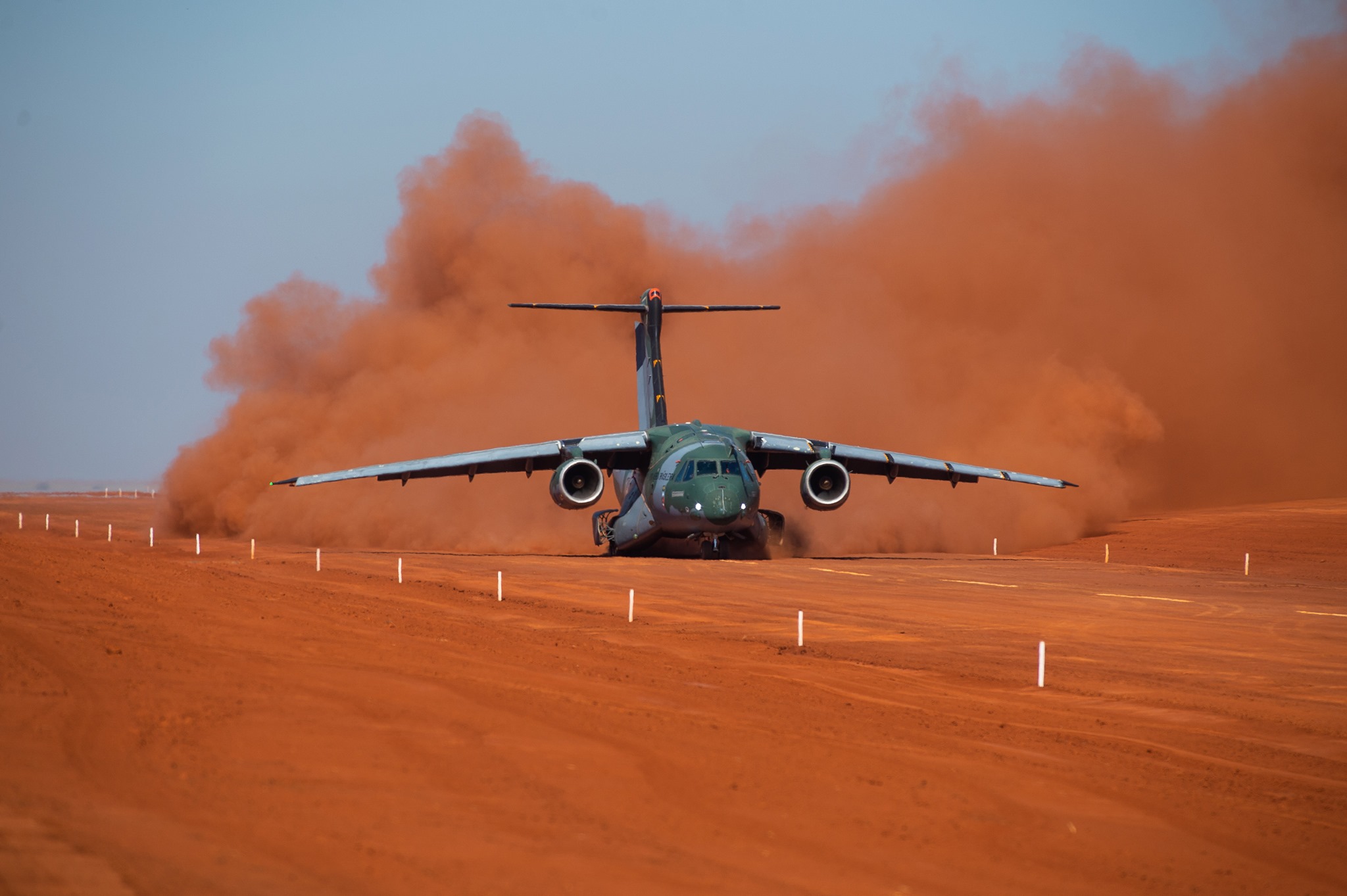 KC-390 faz testes para operar em pistas rústicas