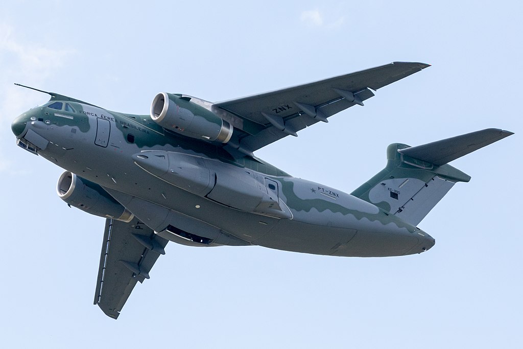 KC-390 durante demonstração em Le Bourget, em 2019. Até agora, os 2 clientes de exportação são europeus: Portugal e Hungria
Foto: Matti Blume