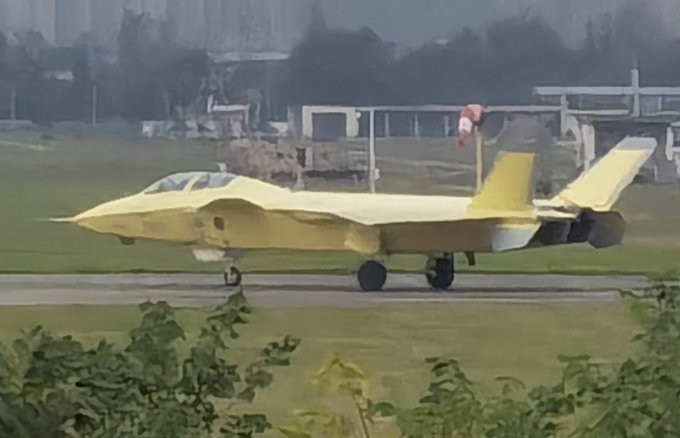 China testa primeiro stealth biplace