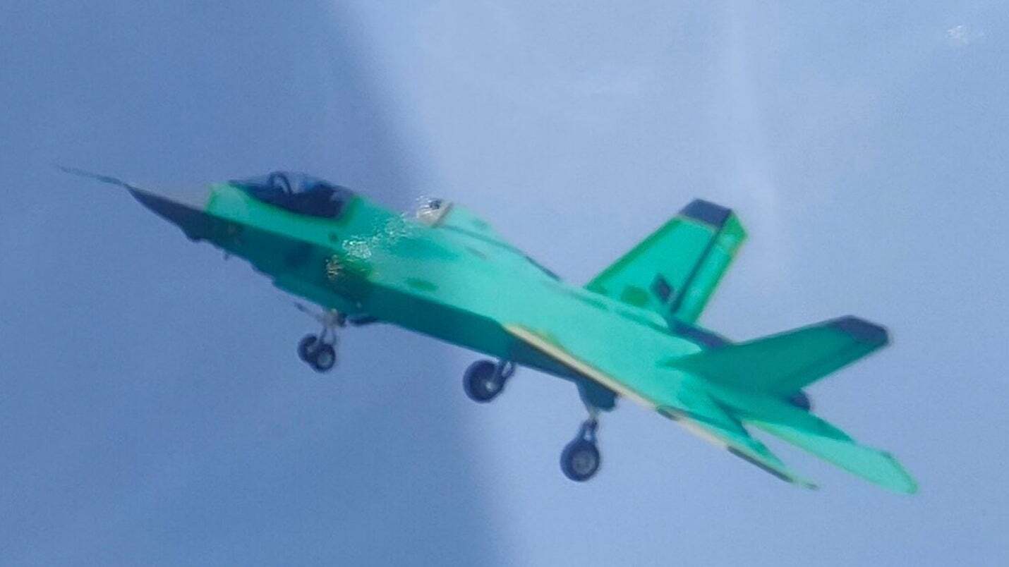 Voa pela primeira vez caça stealth chinês capaz de operar em porta-aviões