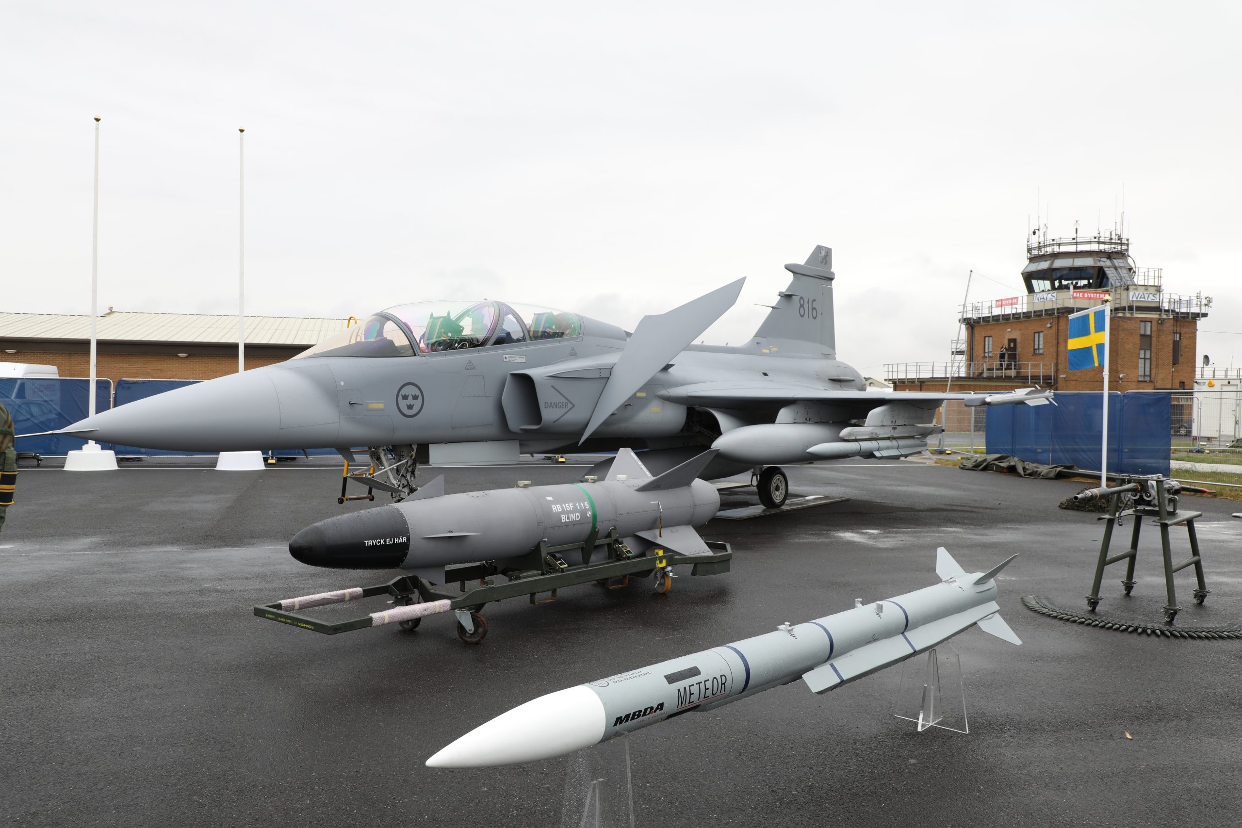 Míssil Meteor com caça Gripen da Força Aérea da Suécia