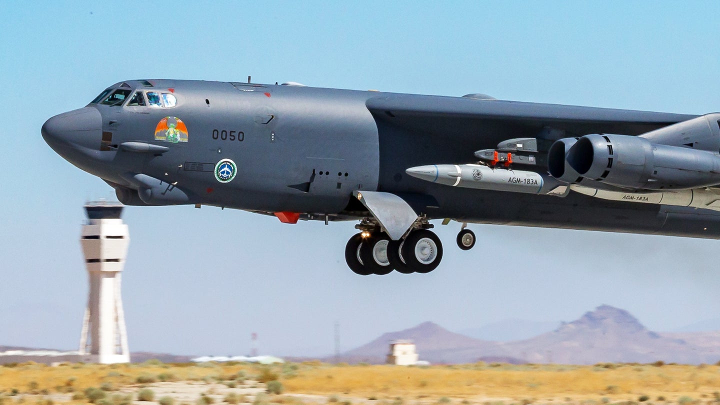 B-52 com o míssil AGM-183A ARRW
Foto: USAF
