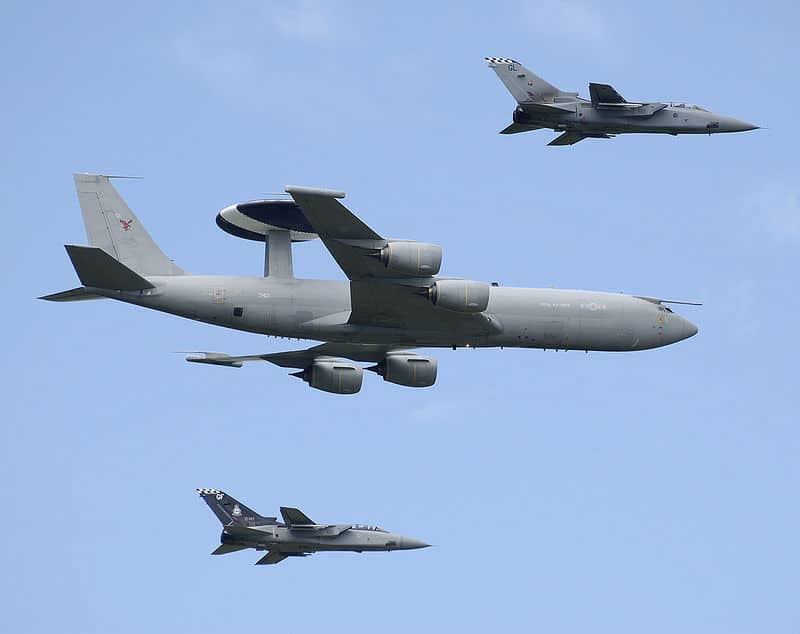 E-3D Sentry da RAF em voo com caças Tornado. Ambos os modelos já foram aposentados no Reino Unido
Foto: Adrian Pingstone