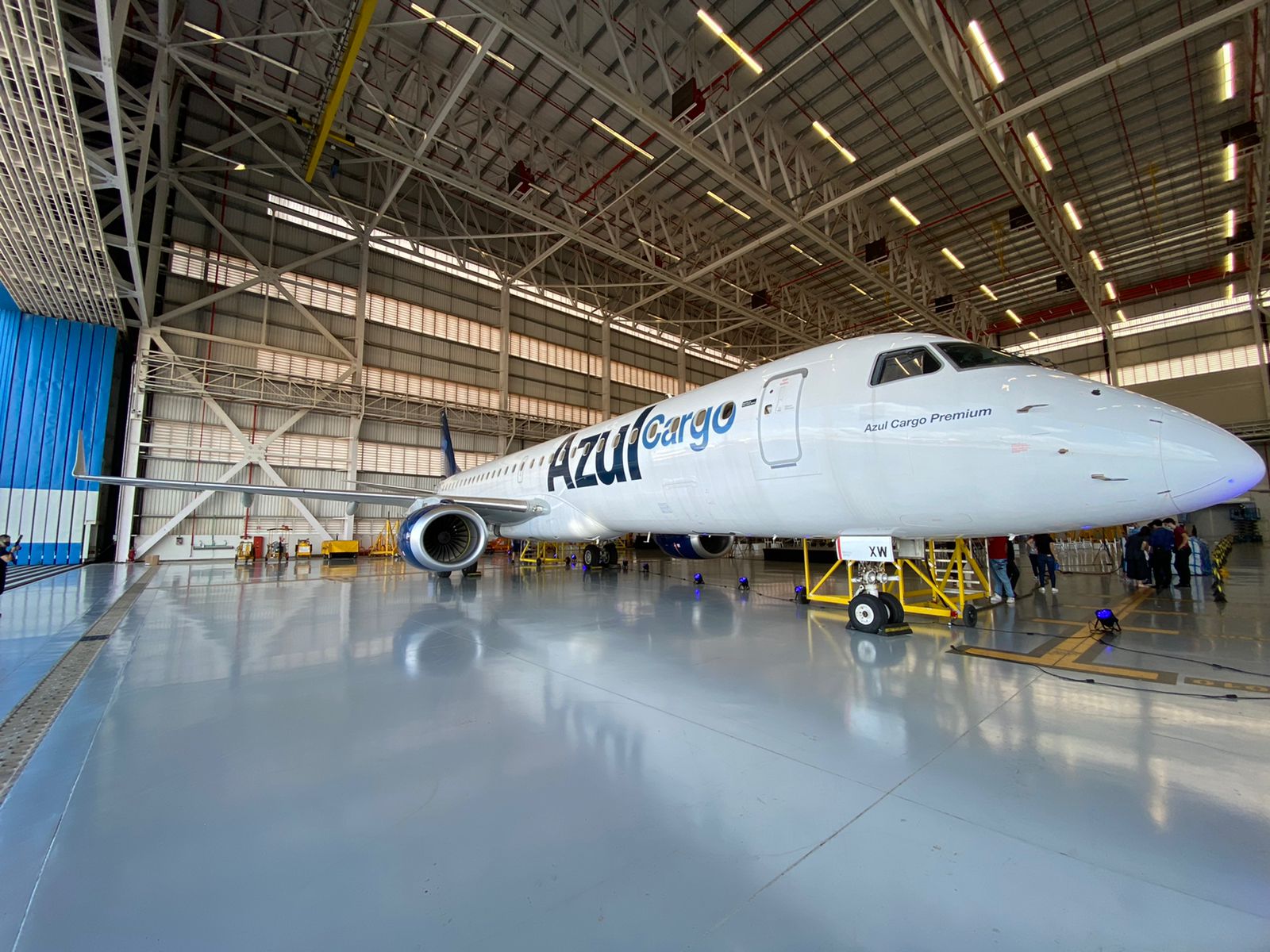Primeiro Embraer E195 cargueiro do mundo voa no Brasil
