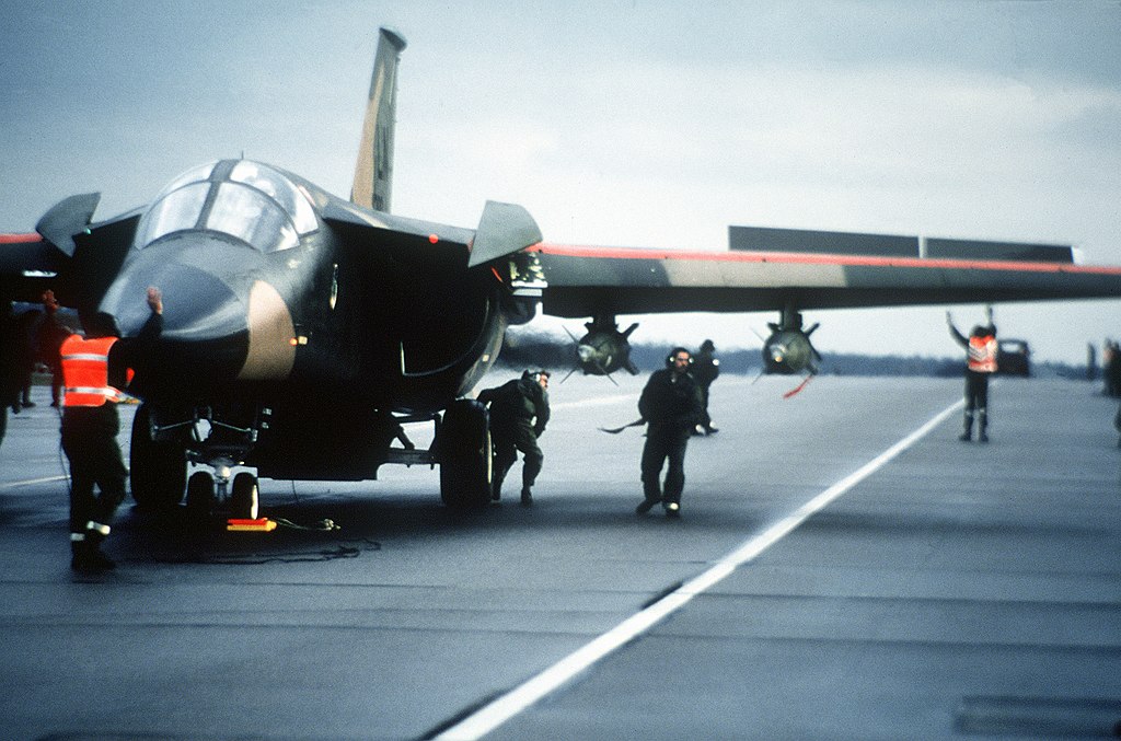 F-111F pronto para decolar do Reino Unido para a Operação El Dorado Canyon