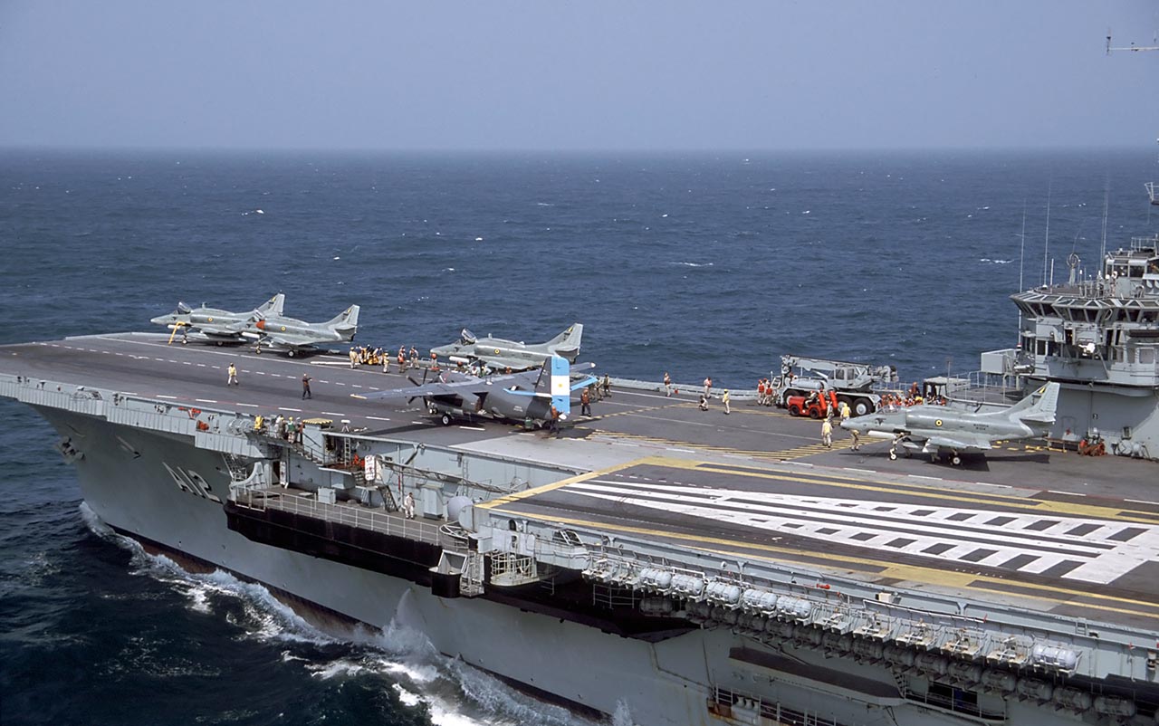 A12 São Paulo no seu auge operacional, com caças A-4 Skyhawk da Marinha do Brasil e um S-2T Tracker argentino. Foto: Rob Schleiffert