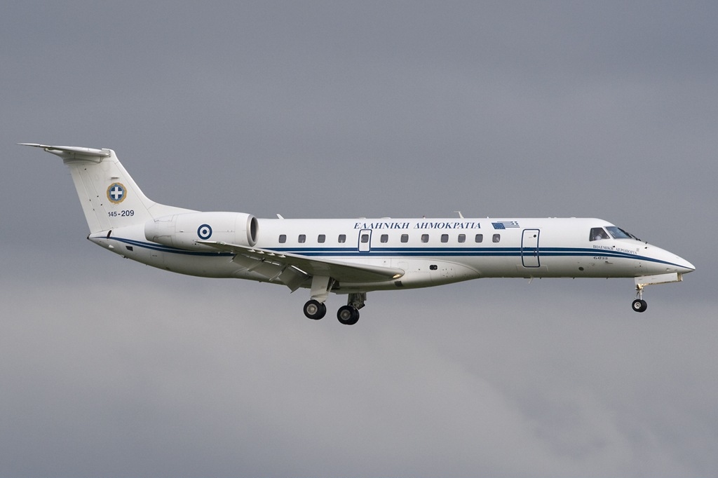 ERJ 135 ainda com as cores da força aérea da Grécia. Foto: Peter Bakema