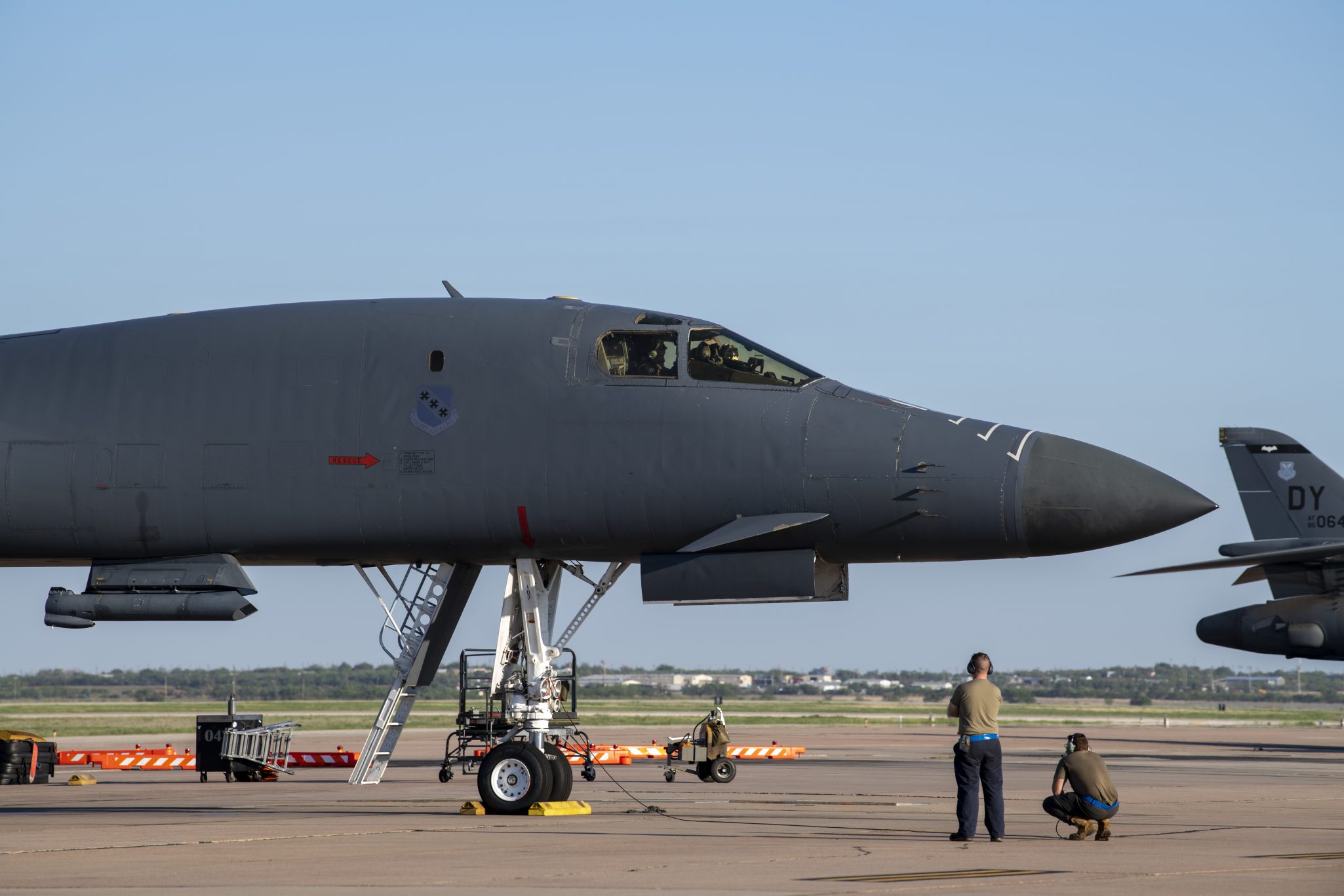 Bombardeiro B-1 da USAF se prepara para decolar com o pod AN/AAQ-33 Sniper Advanced Targeting Pod (ATP). Foto: Mercedes Porter