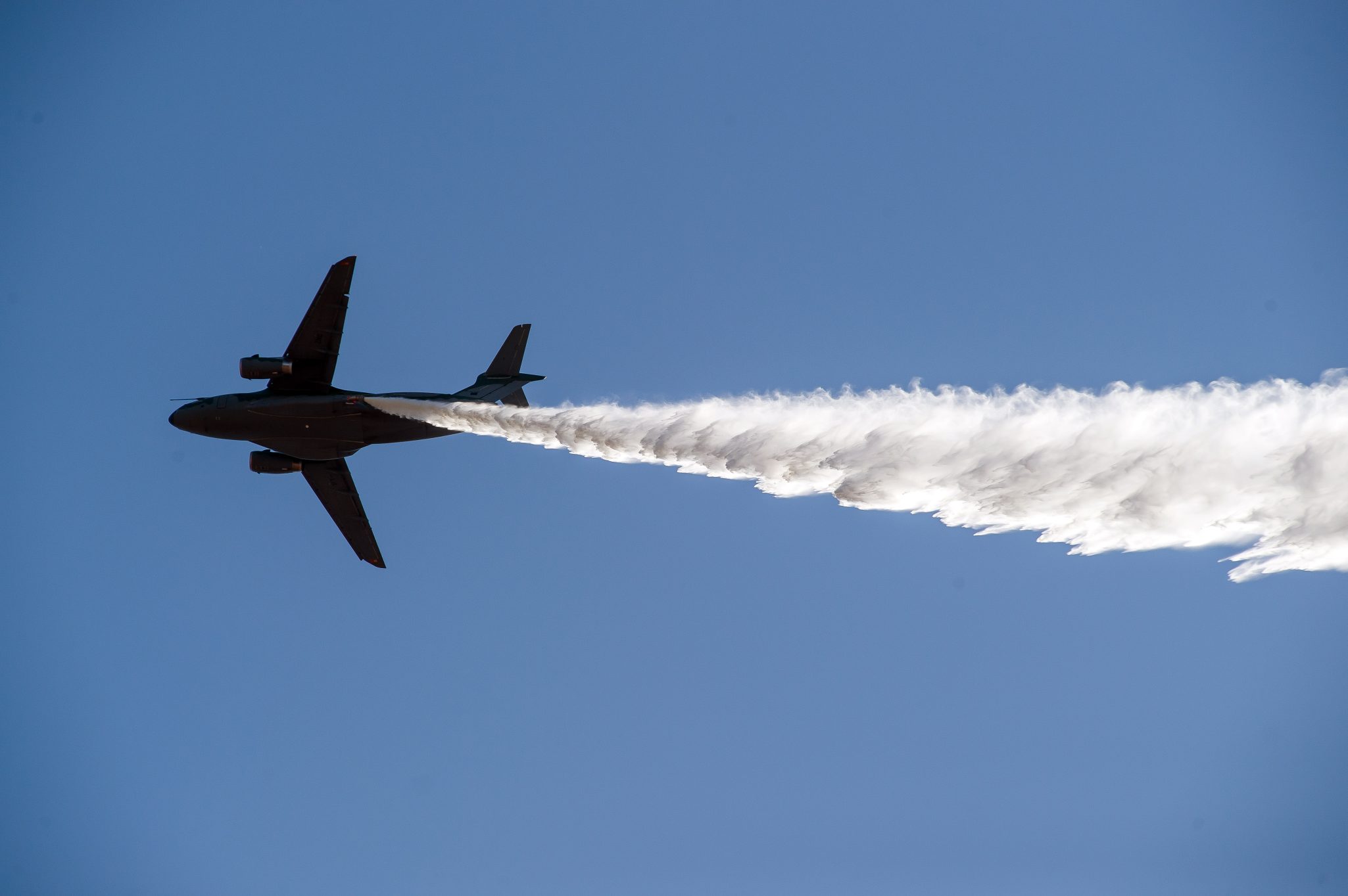 KC-390 durante testes com sistema MAFFS. Foto: Embraer