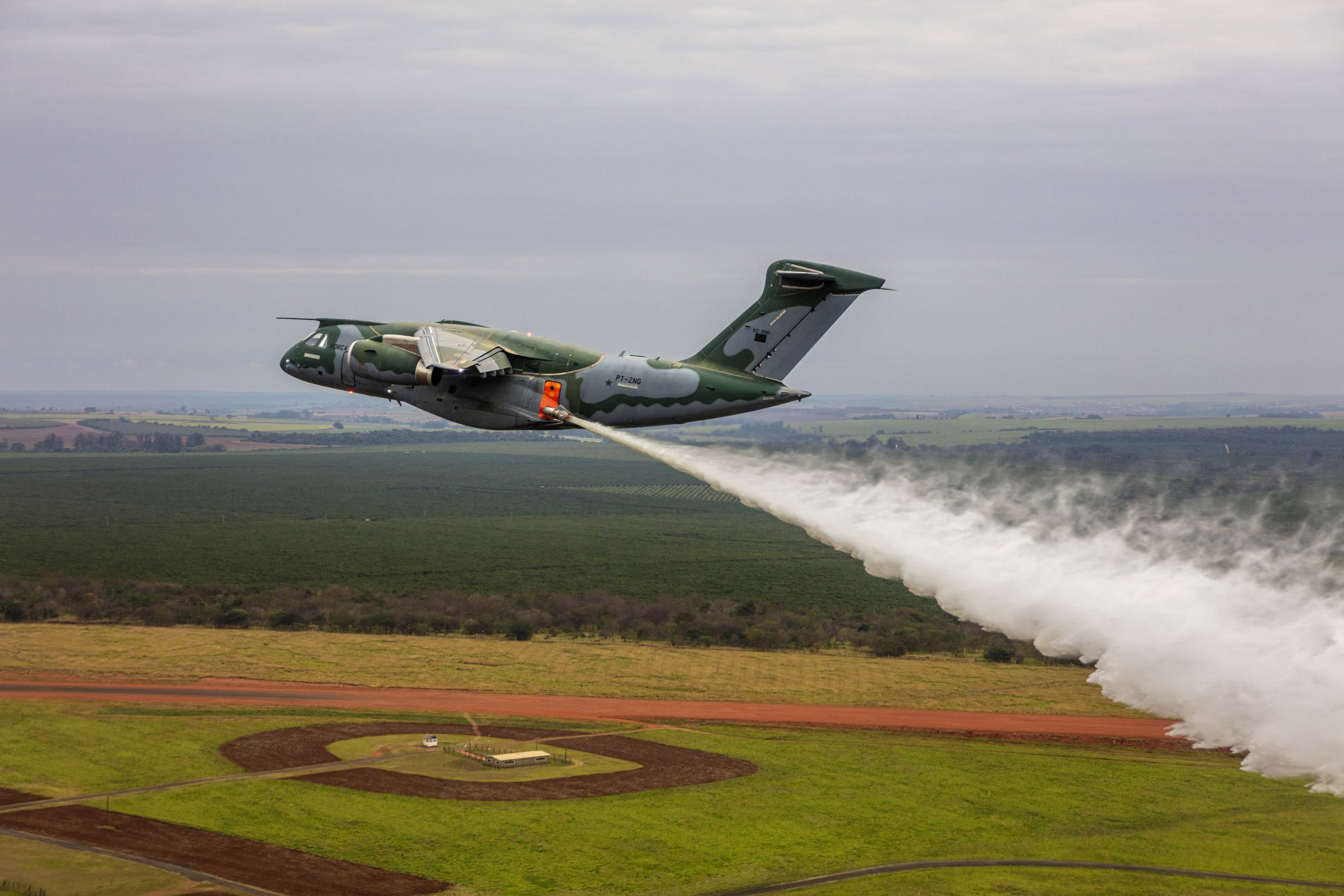 KC-390 em testes do sistema de combate a incêndio. Foto: Embraer