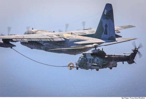 Agora a FAB realiza reabastecimento em voo de helicóptero em cenário operacional. Foto: FAB