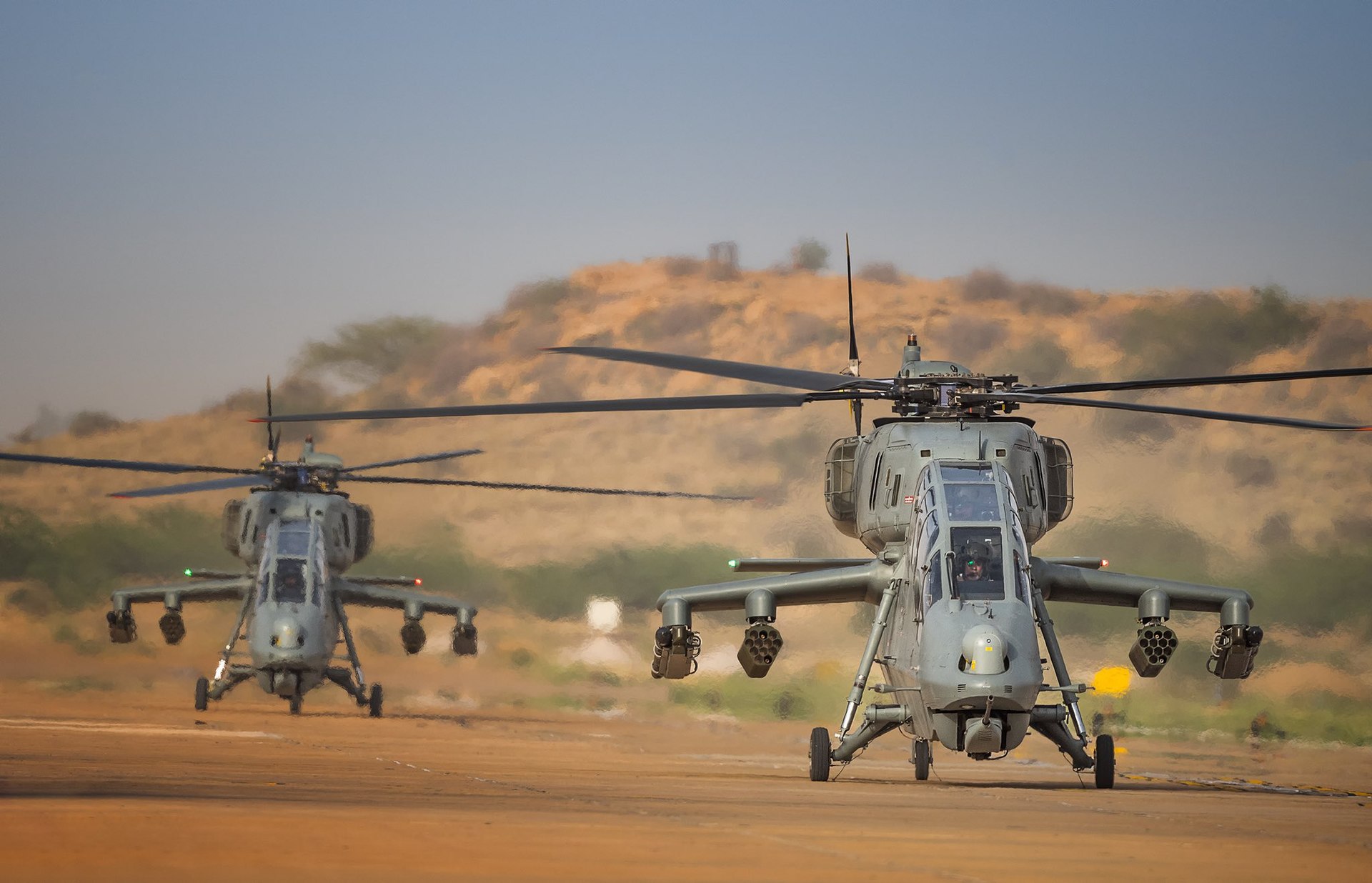 Os dois primeiros HAL Prachand, novos helicópteros de combate da Índia. Foto: Ministério da Defesa da Índia