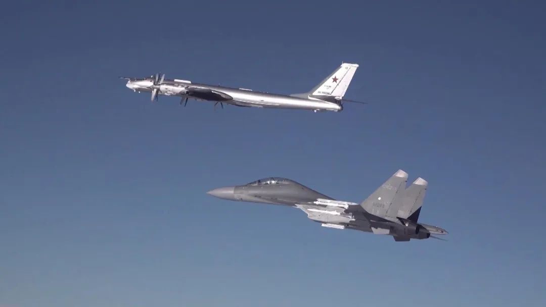Caça chinês escolta bombardeiro russo Tu-95 durante patrulha no Oceano Pacífico
