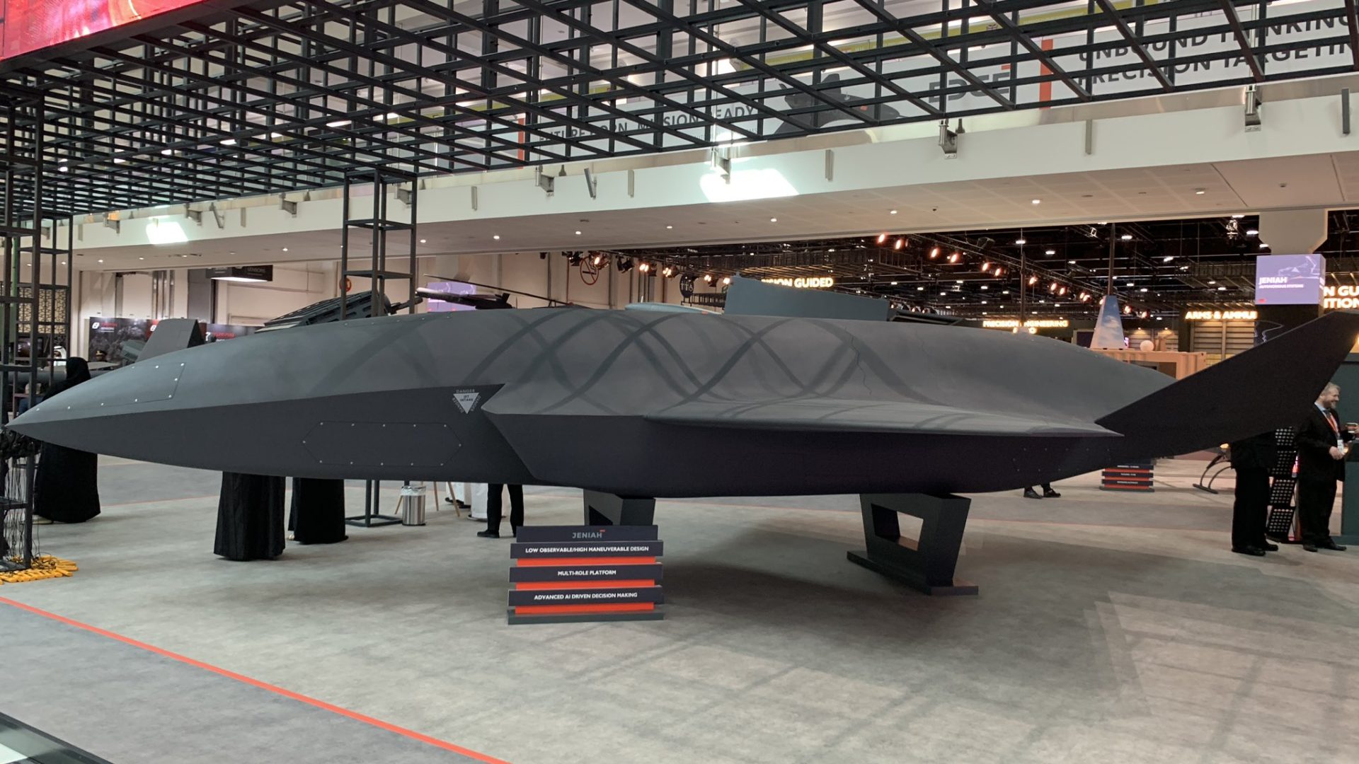 Emirados Árabes apresentam drone de combate