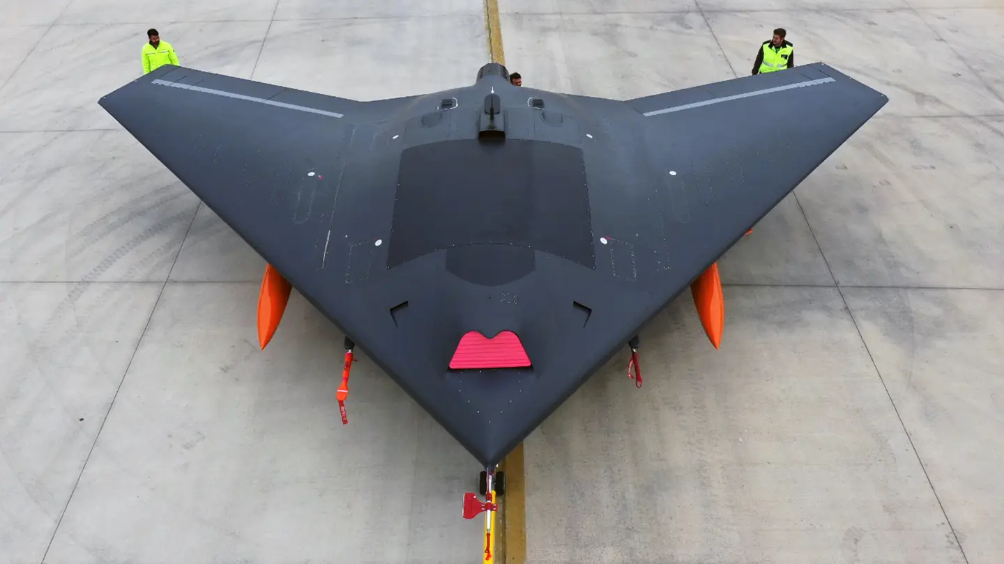 Turquia apresenta novo drone de combate