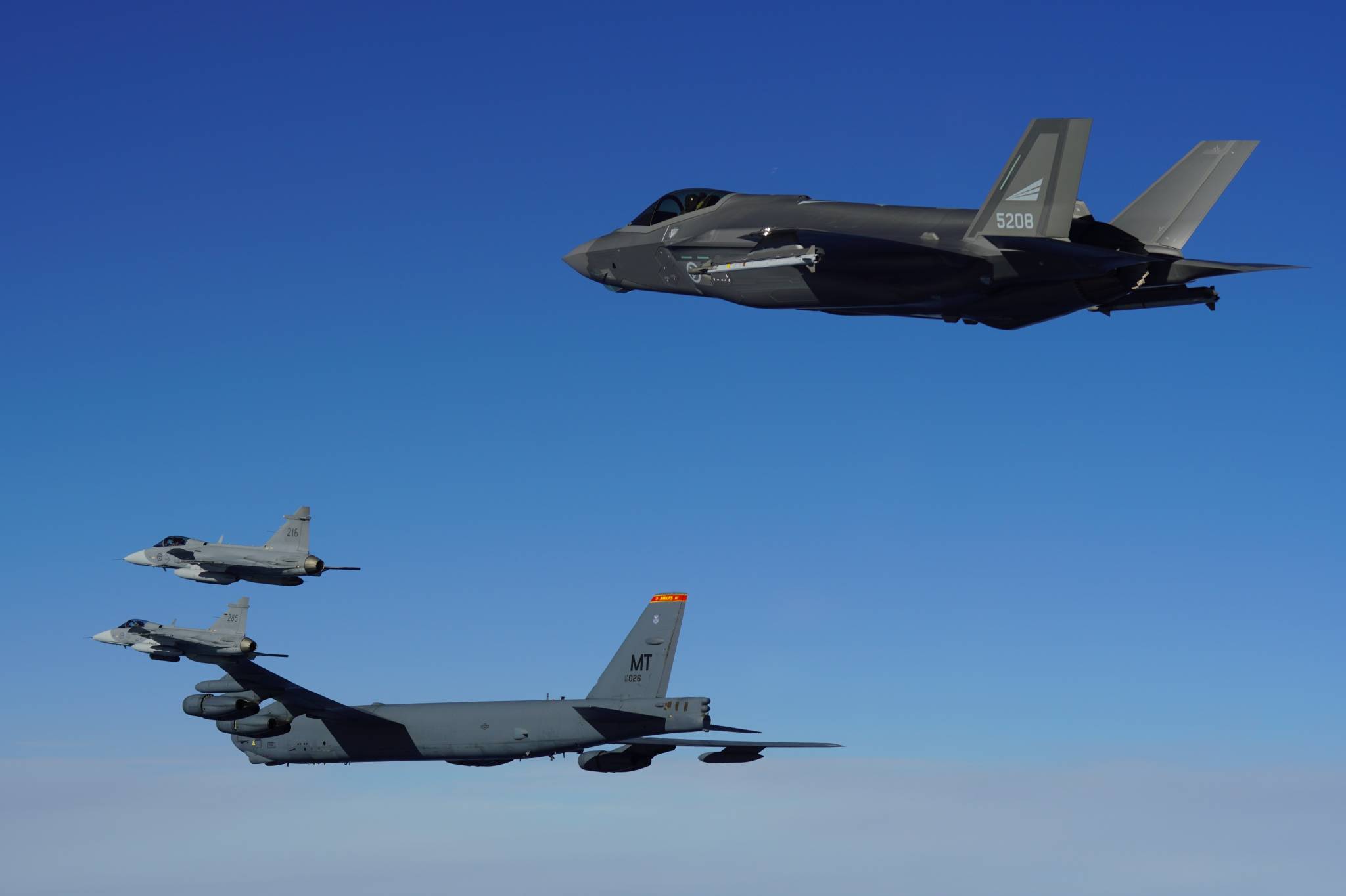 Caças Gripen da Suécia e F-35 da Noruega durante treinamento com um B-52 dos Estados Unidos. Foto: Real Força Aérea Norueguesa