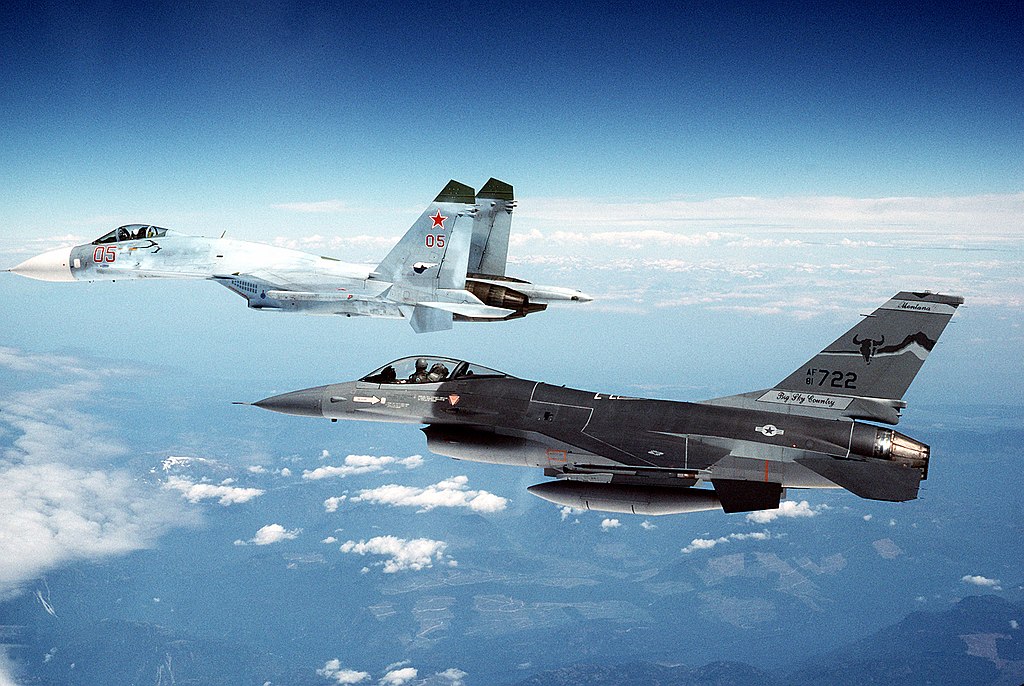 Su-27 russo e F-16 norte-americano após um show aéreo. Foto: Fernando Serna