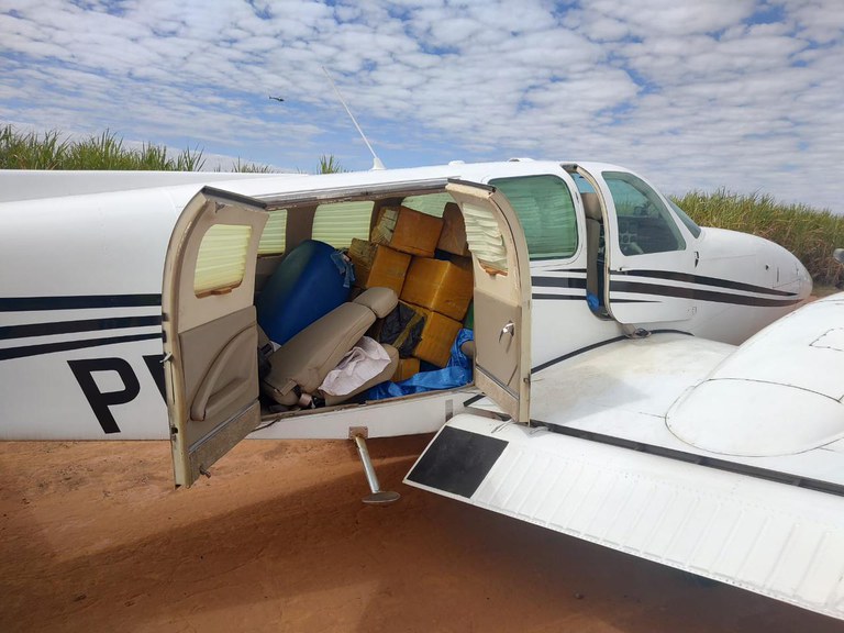 FAB intercepta avião com 400 kg de cocaína