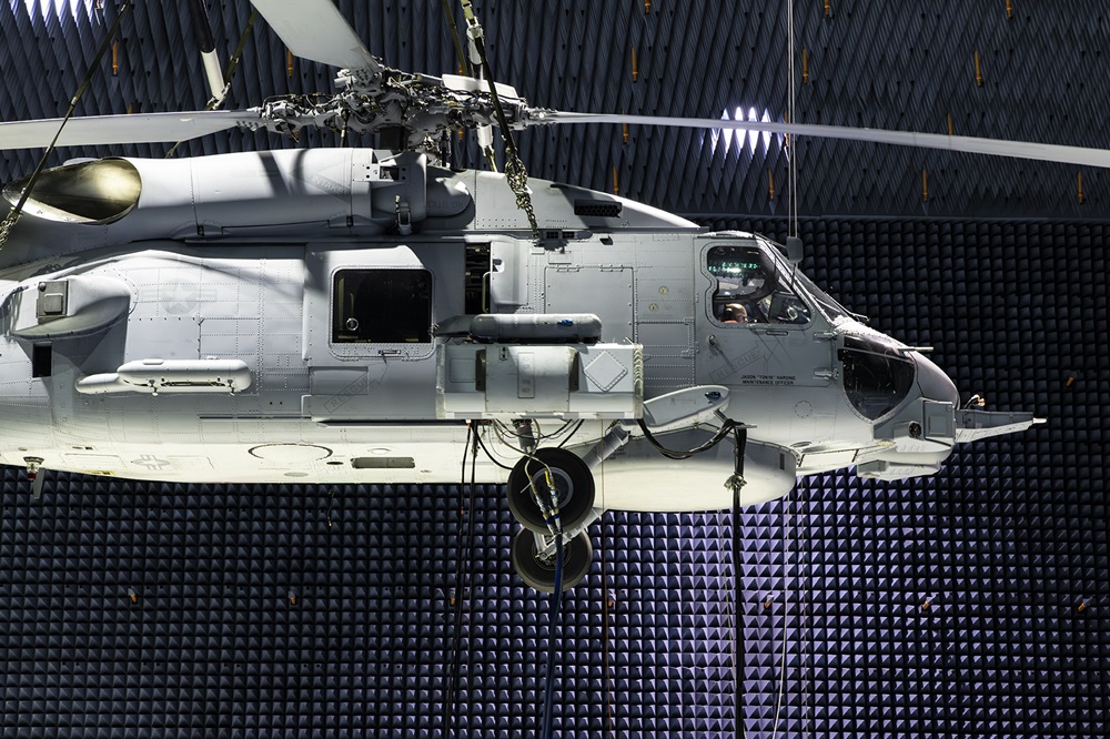 Sistema AOEW em testes em aeronave MH-60R. Foto: Terri Thoma