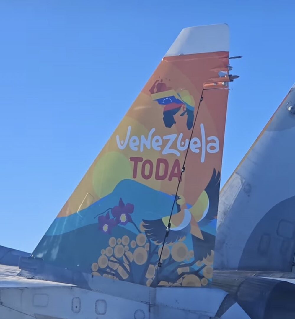 Venezuela pinta caça Su-30 com mapa ressaltando pretensão expansionista