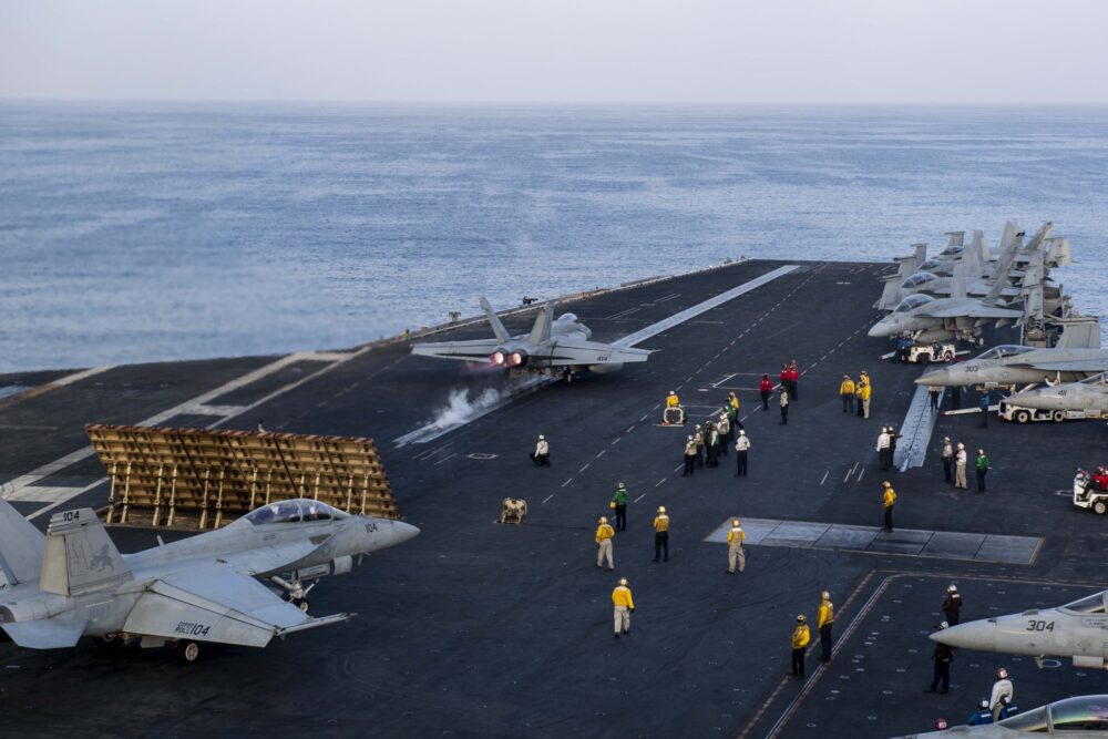 F/A-18E Super Hornet do Strike Fighter Squadron (VFA) 105 decola do USS Dwight D. Eisenhower (CVN 69) no Golfo de Oman. Foto: Nicholas Rodriguez