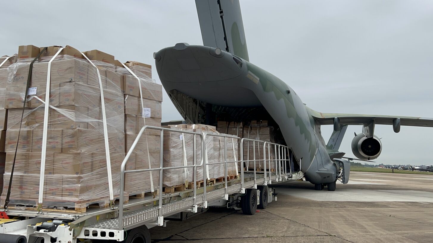 KC-390 de testes em voo cumpre missão humanitária
Foto: Embraer