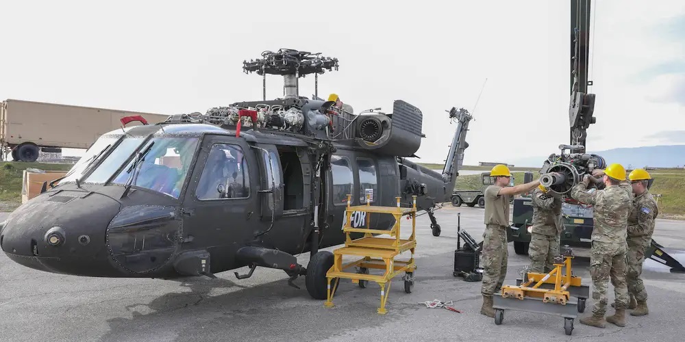 Black Hawk do US Army durante manutenção. Foto: Lynnwood Thomas
