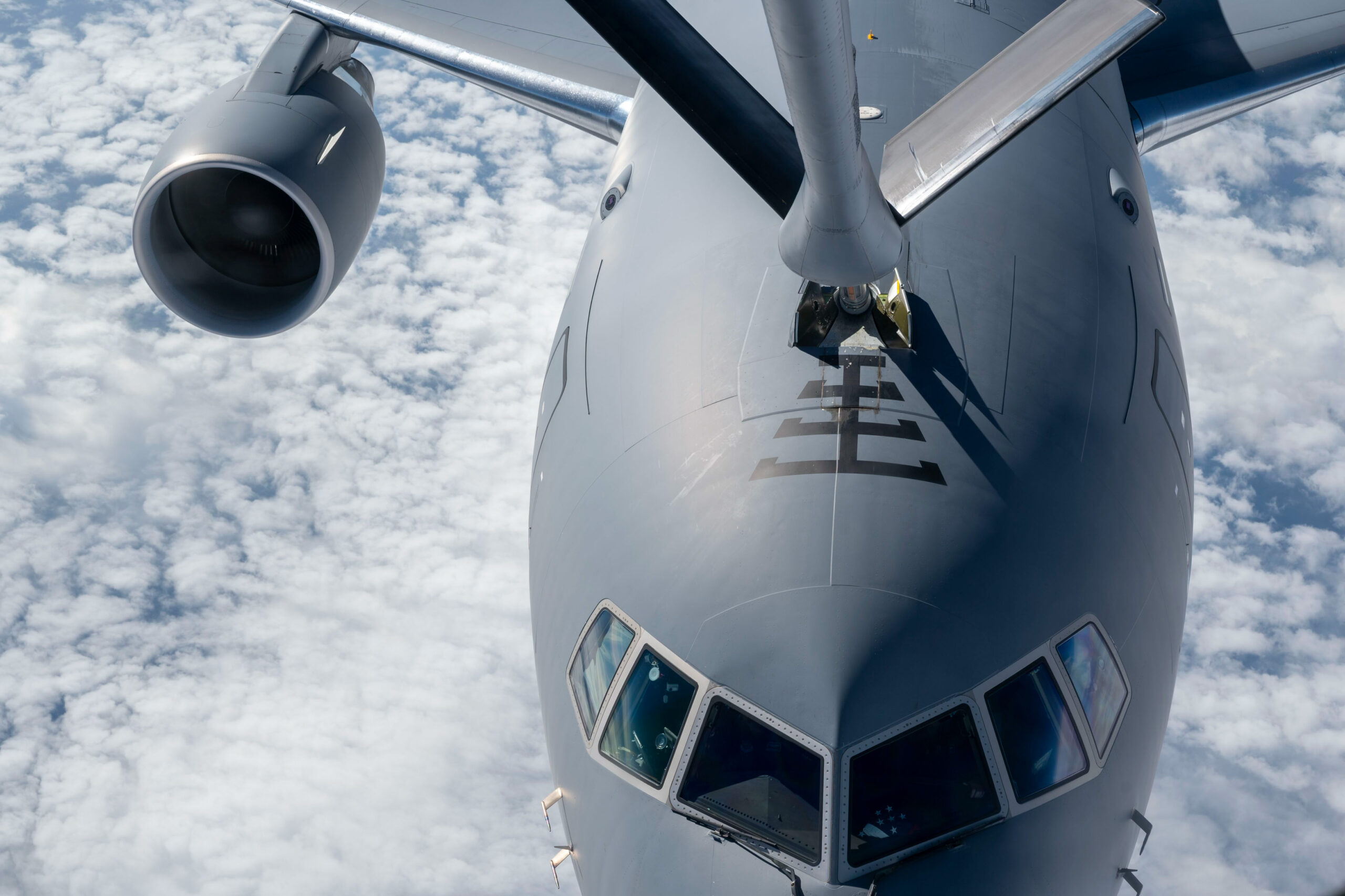 KC-135R Stratotanker reabastece um Boeing KC-46A Pegasus sobre o Reino Unidod durante a