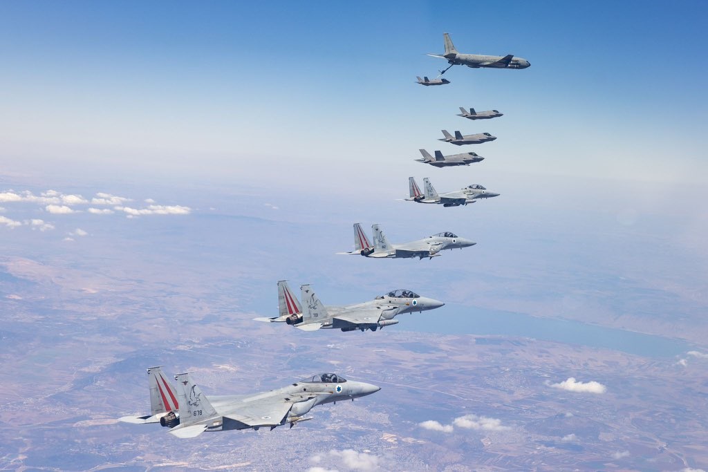 Aeronaves de Israel durante treinamento de reabastecimento em voo