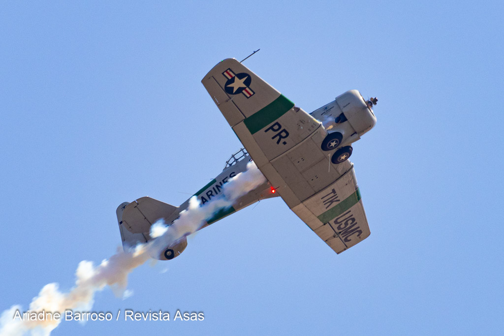 T-6 comandado por Beto Bazaia, do Bazaia Team, em apresentação no Domingo Aéreo 2024 na Academia da Força Aérea (AFA). Foto por Ariadne Barroso / Revista Asas