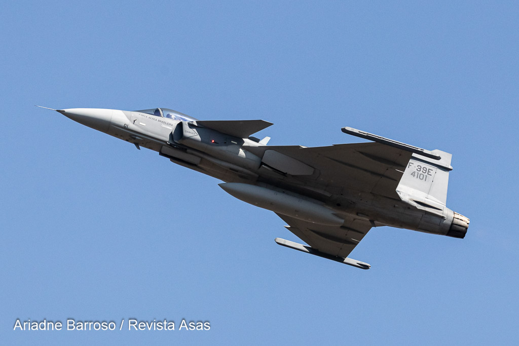 Gripen E da Força Aérea Brasileira em apresentação no Domingo Aéreo 2024 na Academia da Força Aérea (AFA). Foto por Ariadne Barroso / Revista Asas