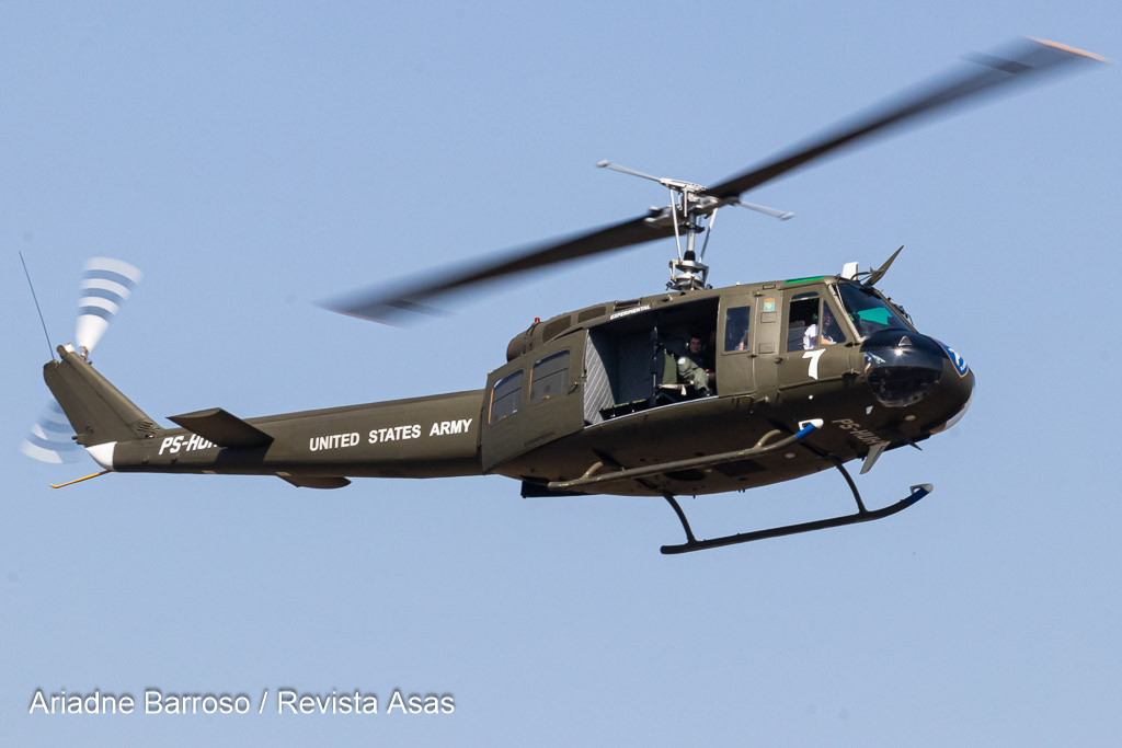 Bell UH-1H Iroquois do WS Museum em apresentação no Domingo Aéreo 2024 na Academia da Força Aérea (AFA). Foto por Ariadne Barroso / Revista Asas